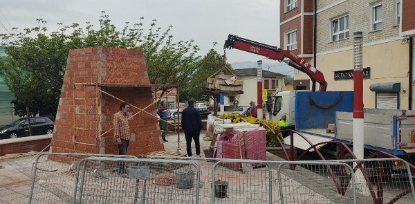 Instalación del monumento en la plaza de la Pontanilla