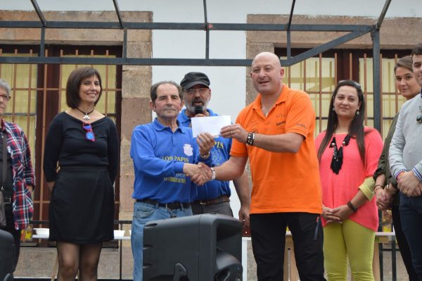 El ganador recibe su talón de mano de Salmón y Chea, directivos de los Papis, en presencia de la alcadesa y concejales.