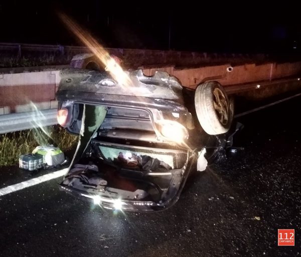 Vehículo volcado anoche.