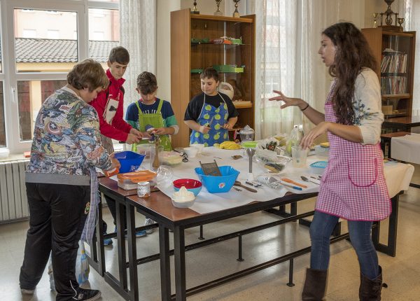Alumnos participantes en el taller de cocina.
