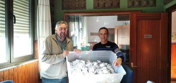 La caja muestra todas las papeletas que entran en la rifa.