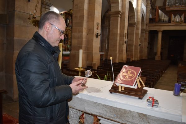Francisco Lledías con el relicario que guarda un hueso de San Vicente