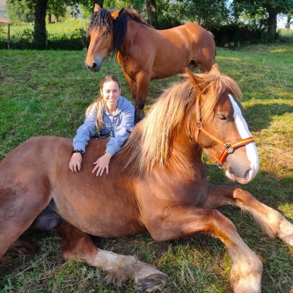 Rocío junto a uno de sus caballos.