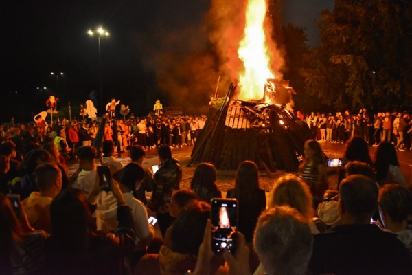 Cientos de personas y todos los integrantes de las peñas acudieron a la llamada de la hoguera de San Juan