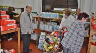 Cáritas de Los Corrales sale a la calle para reponer sus despensas