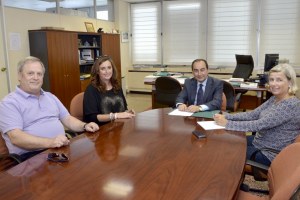 Los alcaldes de Bárcena de Pie de Concha y Molledo, Carmen Mier y Dámaso Tezanos, junto al consejero de Educación, Cultura y Deporte, Miguel Ángel Serna, y la directora general de Centros y Personal Docente, María Luisa Sáez de Ibarra