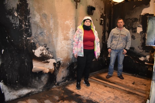 Belén y Saúl en una de las habitaciones calcinadas
