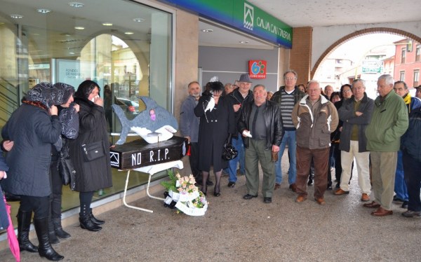 Los preferentistas entierran el tiburón frente a la sede de Liberbank en Los Corrales