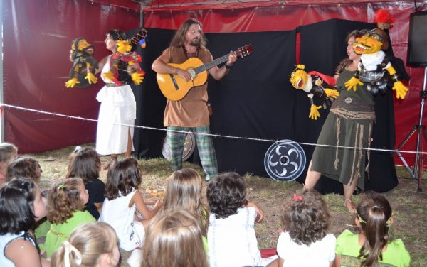 La Compañía de Teatro Anabel Díez estrena Guiñoles Cantabrorum en Los Corrales