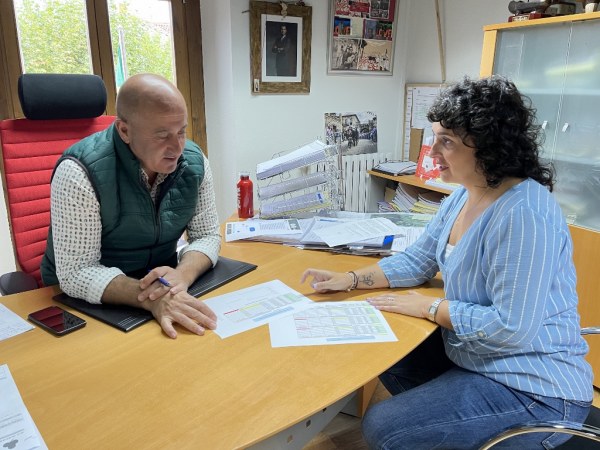 Lorena Cueto y  Agustín Molleda en la Alcaldía de Cartes
