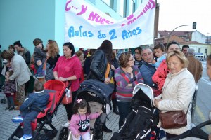 Protesta de los padres en el Teatro Municipal