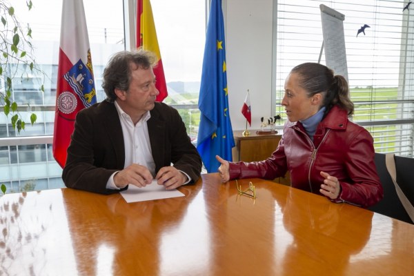 Pablo Palencia y Verónica Mantecón durante la reunión celebrada en la Consejería (Foto: Miguel López)