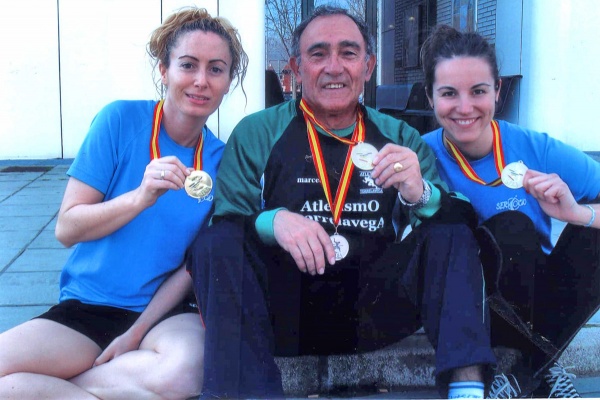 Blanca y Sara, entrenadoras de Serviocio, flanqueando a Fito