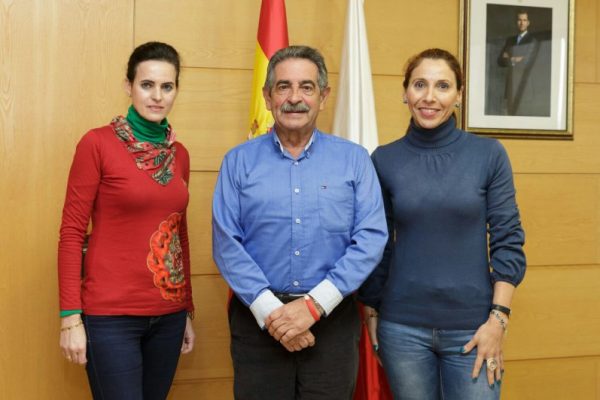 Las comisarias de la exposición con Miguel Ángel Revilla