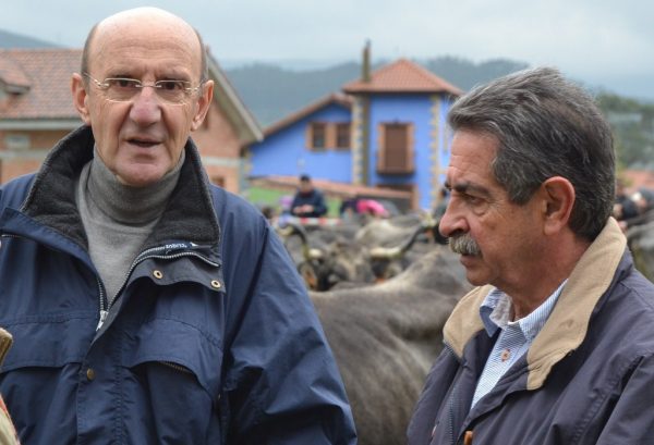 González Linares junto a Miguel Ángel Revilla