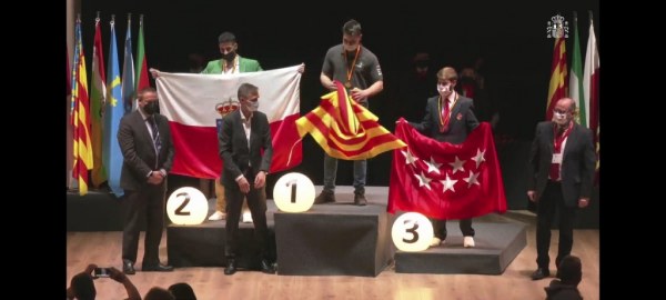 Ayoub Haloumi con su medalla de plata en el podium