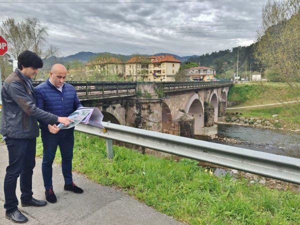 Agustín Molleda y Víctor San Emeterio comprobando los planos de ampliación del puente