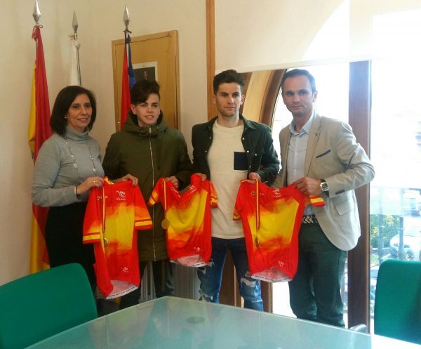  Los Suárez junto a la alcaldesa y concejal de deportes