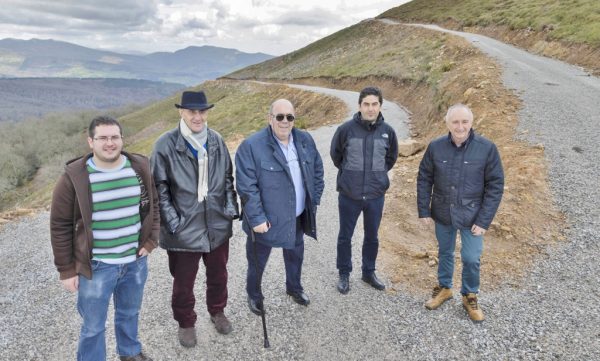 El consejero Jesús Oria, el director general, el alcalde y dos concejales, en una curva de la pista visitada