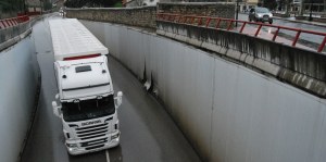 Los camiones tienen que utilizar los dos carriles