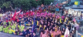 La &#039;peñas sanjuaneras&#039; invaden las calles de Los Corrales