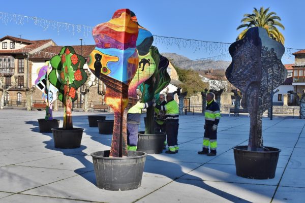 Instalación de los &#039;Árboles&#039; en la plaza de la Constitución