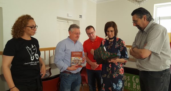 Entrega de presentes de la delegación zamorana a las autoridades locales