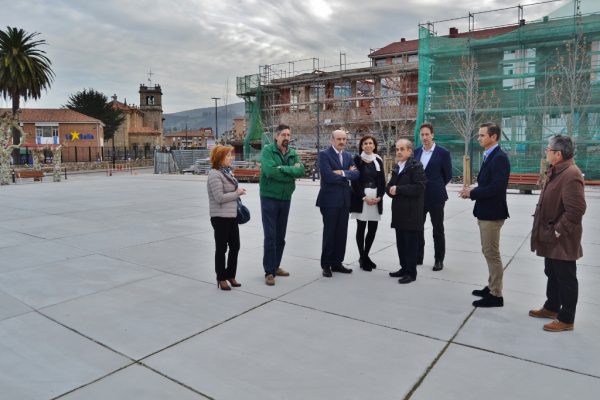 Visita de Mazón para estrenar la plaza de la Constitución