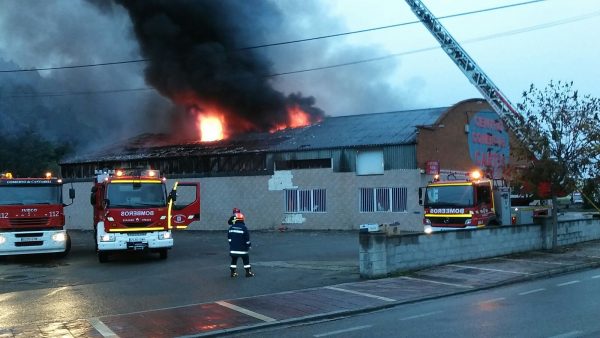 A primera hora de la tarde seguía cortada la carretera a la altura del comercio incendiado.