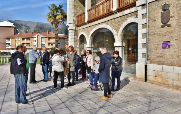 Los afectados por el corrimiento de tierras han vuelto a reunirse con la alcaldesa en funciones de Los Corrales para saber qué pasos se están dando desde el gobierno