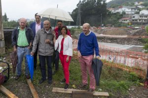 Autoridades en las obras de construcción de la pasarela y puente sobre el río Besaya