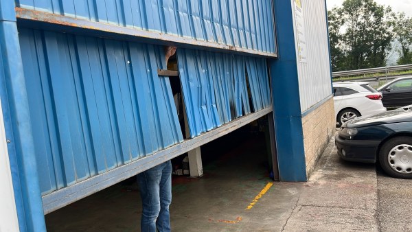 Portón reparado provisionalmente.
