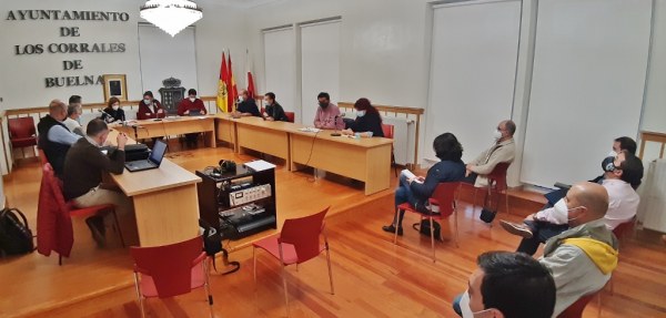 El principal grupo de la oposición afirma que el equipo de gobierno &quot;sólo piensa en satisfacer sus aspiraciones económicas&quot;