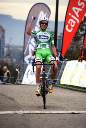 Isaac Suárez termina 3º en Gijón y Kevin gana en júnior.