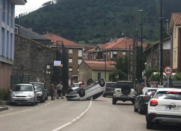 El coche quedó volcado sobre la carretera.