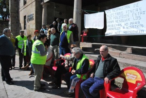 Reunión de afectados frente al Ayuntamiento