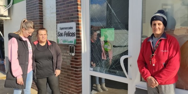 Silvia Pelayo (a la izquierda) junto a Marga y Angelines en la puerta del supermercado
