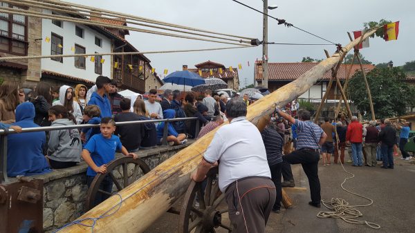 Vecinos del pueblo izando la maya de Pujayo