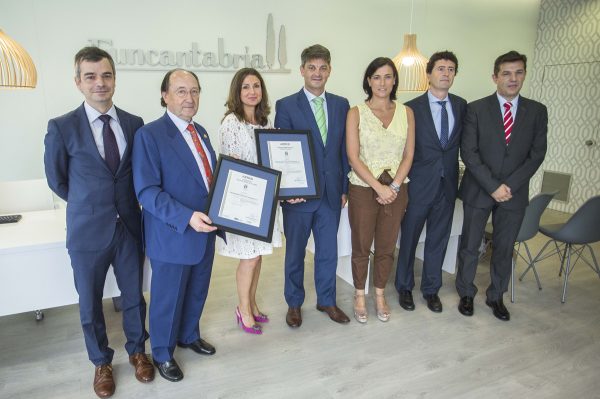 Autoridades del Gobierno de Cantabria y locales de Santander junto a directivos de Funcantabria.