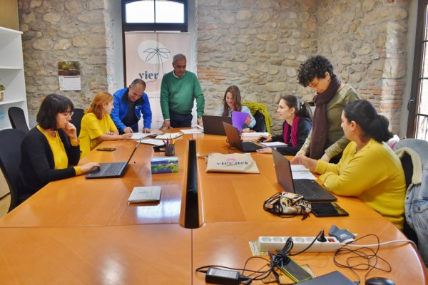Equipo del programa &#039;Viernes&#039; junto al presidente de la Asociación de Desarrollo Campoo Los Valles