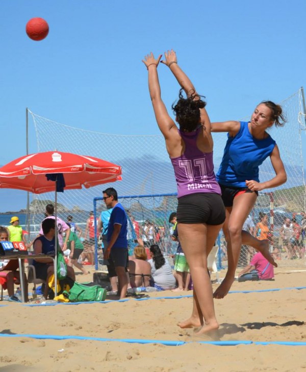Paula Rodríguez (azul) en acción