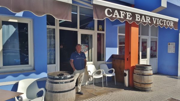 Víctor Martínez en el bar que regenta desde hace más de 40 años