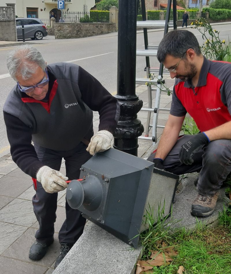 Tareas de mantenimiento de operarios de la empresa Veolia en Los Corrales