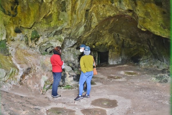Vestíbulo de la cueva Hornos de la Peña