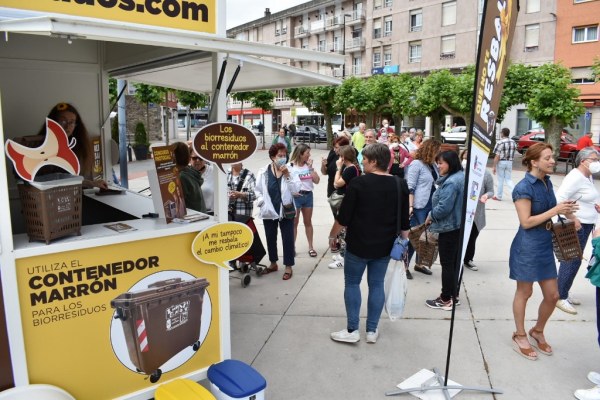 Participación de los vecinos en la presentación del contenedor marrón