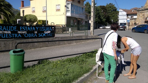 Recogida de firmas de apoyo en las proximidades de la concentración.