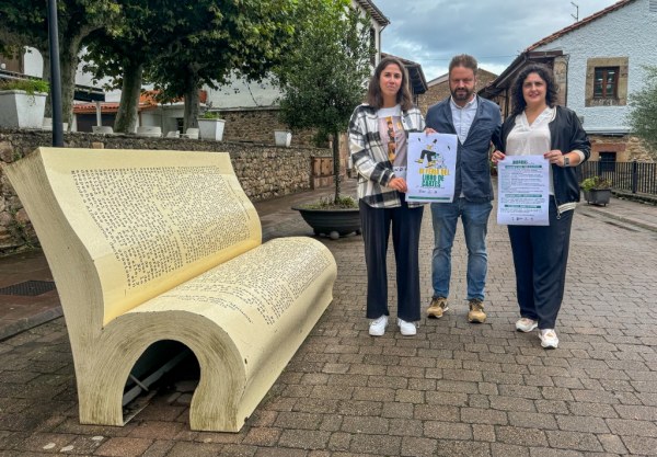 De izquierda a derecha, Cristina Hermosa, concejal de Cultura, David López, escritor local, y Lorena Cueto, primer teniente de alcalde de Cartes