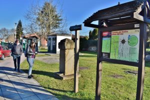Ana Gómez junto al leguario de Pie Bandera