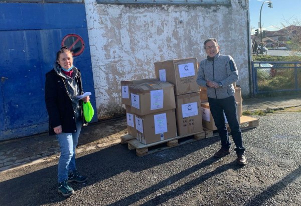 Entrega del material recogido por la Asociación de Comerciantes