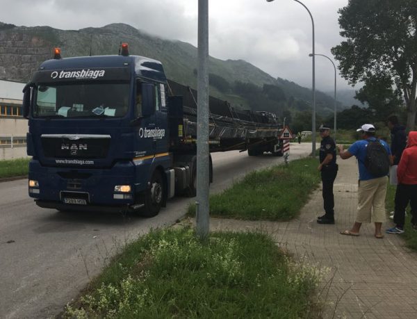 El transporte especial cruzó el paso a nivel del polígono marcha atrás
